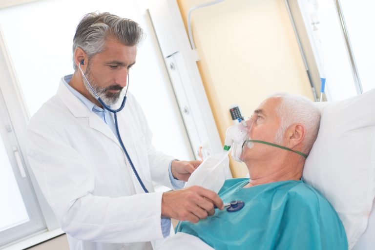 Arts verzorgt COPD Patiënt